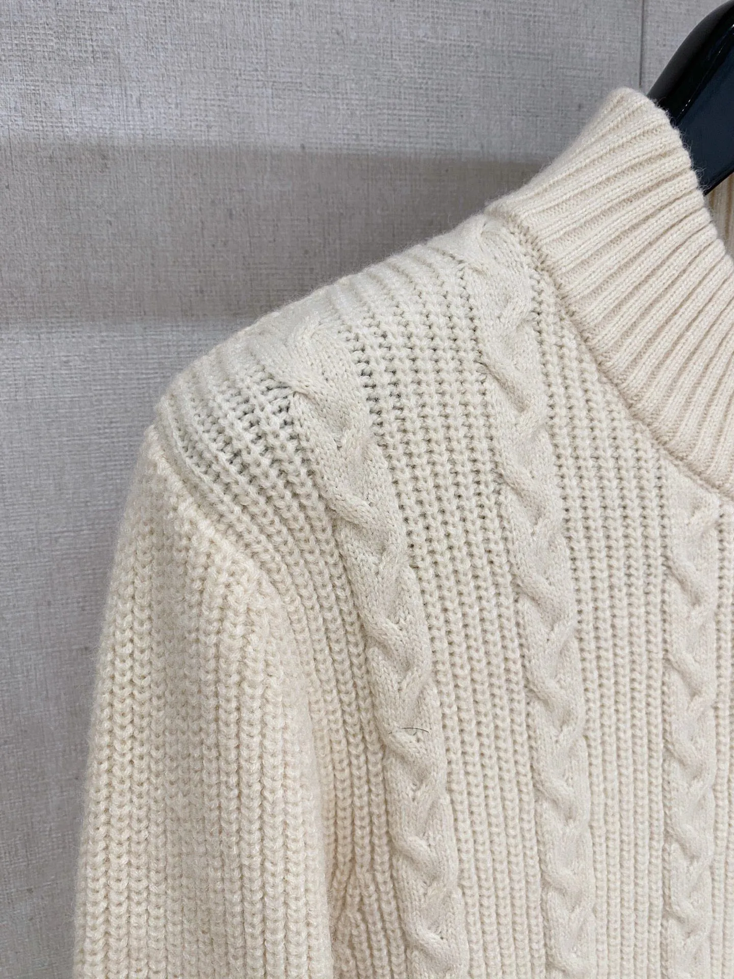 🅿️540 【LV Louis Vuitton】Autumn and winter classic cardigan sweater, in full condition! ! ! Wool blended fabric, the latest model in 2025, golden ratio! ! Slim-fitting soft gold, versatile and practical item, the combination and practicality are extremely powerful, simple and elegant, and classy! To create your own style, it is highly recommended to buy it in two colors. The standard slim fit tailoring process is suitable for both young and old men. It is knitted from wool and will not cause any discomfort! While keeping warm, it is stylish, textured and wearable, and the classic logo with contrasting colors on the chest feels in place! ! Recommended for regular customers! ! Size M-3XL (maximum wear: 190 pounds)